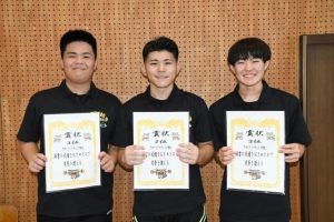 地元開催で入賞の喜びを見せる（右から）友利、砂川、廣畑＝18日、宮古総合実業高校