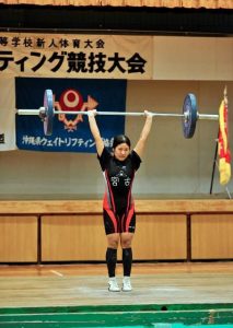 女子53㌔級を制した西里＝19日、宮古総合実業高校