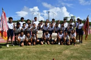 男子は3連覇、女子は2年ぶりの優勝に輝いた平良第一の選手たち=18日、市陸上競技場