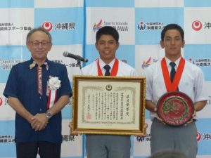 夏の甲子園優勝し「県民栄誉賞」が贈られた、沖縄尚学野球部の眞喜志主将（中央）と嶺井副主将（右）＝14日、県庁