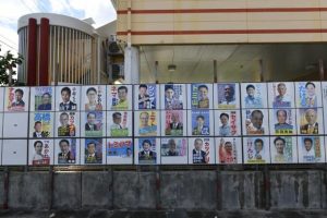 定数22に34人が立候補している市議会議員選挙の掲示板=25日、平良下里