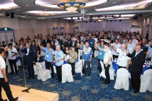 互いの絆を再確認しさらなる交流発展を誓い乾杯する参加者ら＝３日、ホテルアトールエメラルド宮古島