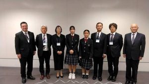 秋季講演会で発表した本村部長（左から４人目）と渡真利さん（同５人目）。杉田会長（同３人目）から激励を受けた＝16日、岐阜県大垣市（提供）