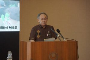 沖尚への県民栄誉賞授与などを発表する玉城知事＝７日、県庁