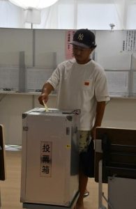 多くの市民が訪れ、票を投じた=21日、市役所