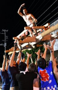 綱引きの勝利を喜び投げ上げられるみこし＝６日、平良狩俣