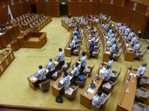 自公選出の決議案を自公提出の決議案を多数で可決した県議会9月定例会最終本会議=8日、県議会本会議場多数で可決した県議会9月定例会最終本会議=8日、県議会本会議場