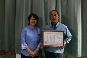 嘉手川センター長から感謝状を受け取った辺土名さん（右）＝20日、平良島尻