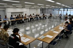 各団体が抱える課題を共有したサスティナブルツーリズム連絡会＝15日、平良港ターミナルビル