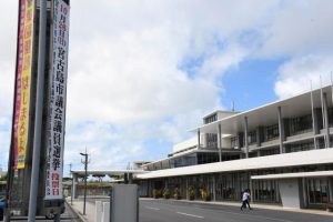 市議会議員選挙の投票を呼び掛ける懸垂幕=18日、市役所