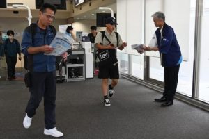 宮古－石垣線就航１周年を迎え搭乗客に記念品を配付した＝27日、宮古空港