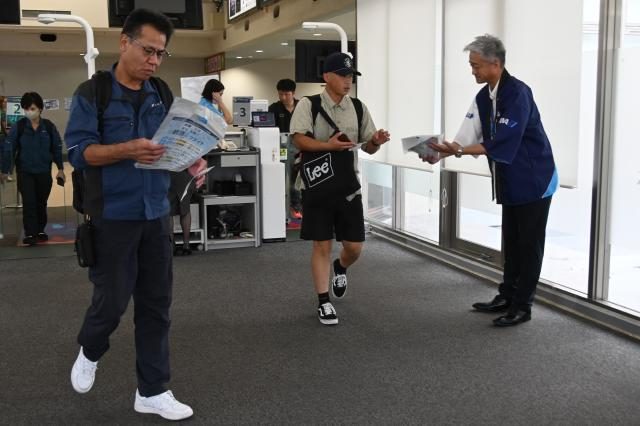 搭乗客に記念品贈呈