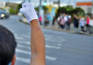 打ち上げ式では支持者らが「ガンバロウ三唱」で勝利に向けて気勢を上げた＝25日、宮古島市内