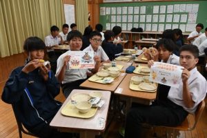 市制施行20周年記念事業として宮古島産マンゴーゼリーが提供された ＝１日、下地中学校