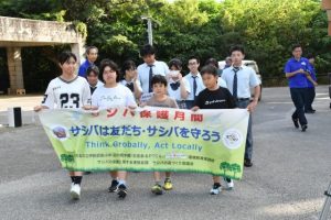 パトロールに出発する生徒たち=7日、伊良部地区津波避難施設