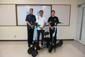 小型モビリティの実証実験について発表した渡久地課長（中央）と関係者の皆さん＝24日、宮古島観光協会