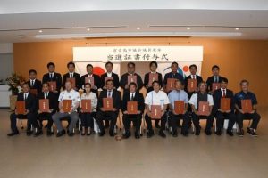 当選証書を受け取り活動に意欲を示す市議会議員=30日、市役所