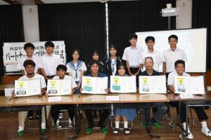 パートナーシップ協定を締結しミニ即売会の成功に意欲示す生徒たち＝６日、西辺中学校