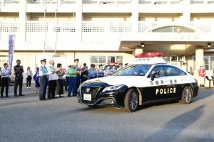 安全安心な地域づくりへ街頭パトロールに出発＝８日、宮古島署