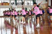 はつらつとした動きで会場を盛り上げた久松中３年のダンス＝11日、北中学校体育館