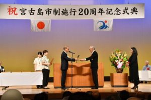 市の発展に寄与したとして31個人・５団体に感謝状などが贈られた市制施行20周年記念式典＝４日、マティダ市民劇場