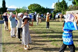 全員でクイチャーを踊り五穀豊穣と無病息災を祈願する住民ら＝6日、うるか神社