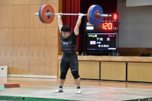 男子94㌔級で優勝した下地＝19日、宮古総合実業高校