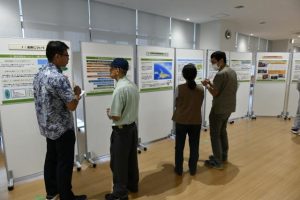 初日から多くの市民が来場し疑問点などについて説明を受けた＝28日、市役所