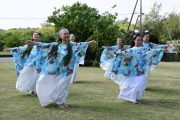 奉納舞で鮮やかに舞うココネアマイの皆さん＝10日、伊良部佐和田のてぃだの郷