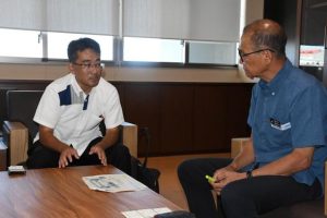 嘉数市長に交通空白解消に向けた取り組みを説明する本村部長（左）＝9日、市役所