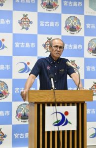 国民保護共同訓練に係る意見交換会開催を発表する嘉数市長=2日、市役所庁議室