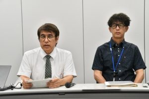 血液内科の医師の減少を説明する川満院長（左）＝28日、宮古病院