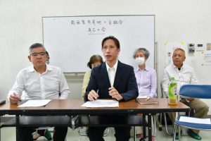 有志の会を設立したことを説明する赤崎代表（前列右）＝29日、ゆいみなぁ