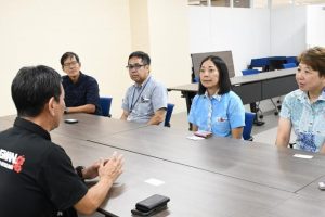 宮古初開催の県高校新人ウエイトリフティング競技大会に協力を求める荷川取理事長（右から２人目）ら＝９月30日、市役所