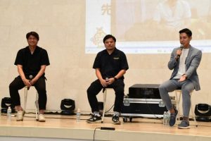 トークショーを行った上里さん（左）、渡真利さん（中央）、嘉さん（右）＝5日、JTAドーム宮古島