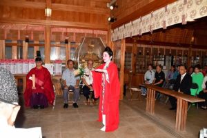 久田さんによる「大世栄」の舞踊が奉納された例大祭＝26日、宮古神社