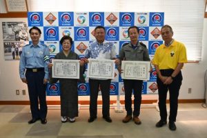 新垣署長（左）から表彰伝達を受けた皆さん＝14日、宮古島署