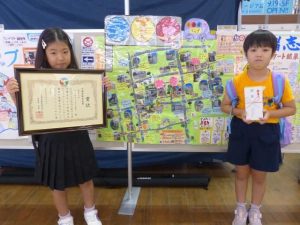 地域安全マップコンテスト低学年の部で県教育長賞を受賞したひばり放課後児童クラブ児童代表の（左から）西田さん、垣花さん＝13日、沖縄市・イオンモール沖縄ライカム