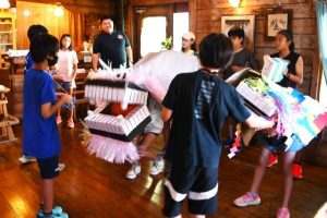 獅子舞を披露する子供たち＝5日、平良久貝の喫茶ログ