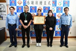 特殊詐欺の被害を食い止めて感謝状を受けた松川さん（中央）と関係者。左は感謝状を贈呈した新垣署長＝17日、宮古島署