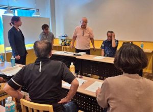 組合員に流会を告げる前里組合長(奥右から2人目)=12日、平良久貝のレンタル会議室プロム