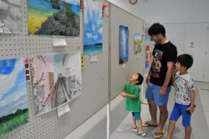 絵画を鑑賞する親子連れ＝18日、市未来創造センター