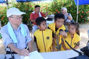 アマチュア無線でさまざまな地域の人と交流を楽しんだ＝４日、ＪＴＡドーム宮古島