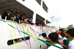 在校生や保護者らに見送られ航海実習に出発した生徒たち＝22日、平良港第２埠頭