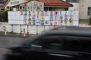 選挙戦も終盤。各候補者の街宣車が支持を訴える様子が見られる＝22日、平良下里