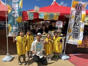 レモネードを販売し支援を呼び掛けたライオンズクラブ、レオクラブ、顔晴れ会の皆さん＝４日、ＪＴＡドーム宮古島