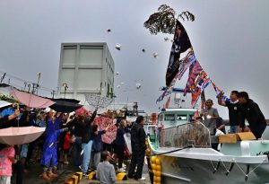 新造船の「第十一昇栄丸」（右）のお披露目を兼ねた「オオバンマイ」。会場には参加者たちの歓声が響いた＝19日、佐良浜漁港