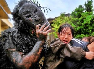 パーントゥにおびえる子ども=28日、平良島尻