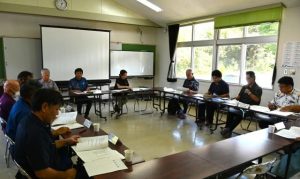 今後の取り組みや農家へのアンケート内容について意見を交わした協議会＝9日、宮古家畜保健衛生所