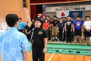 開会式の選手宣誓で互いの健闘を誓う下地主将＝18日、宮古総業実業高校